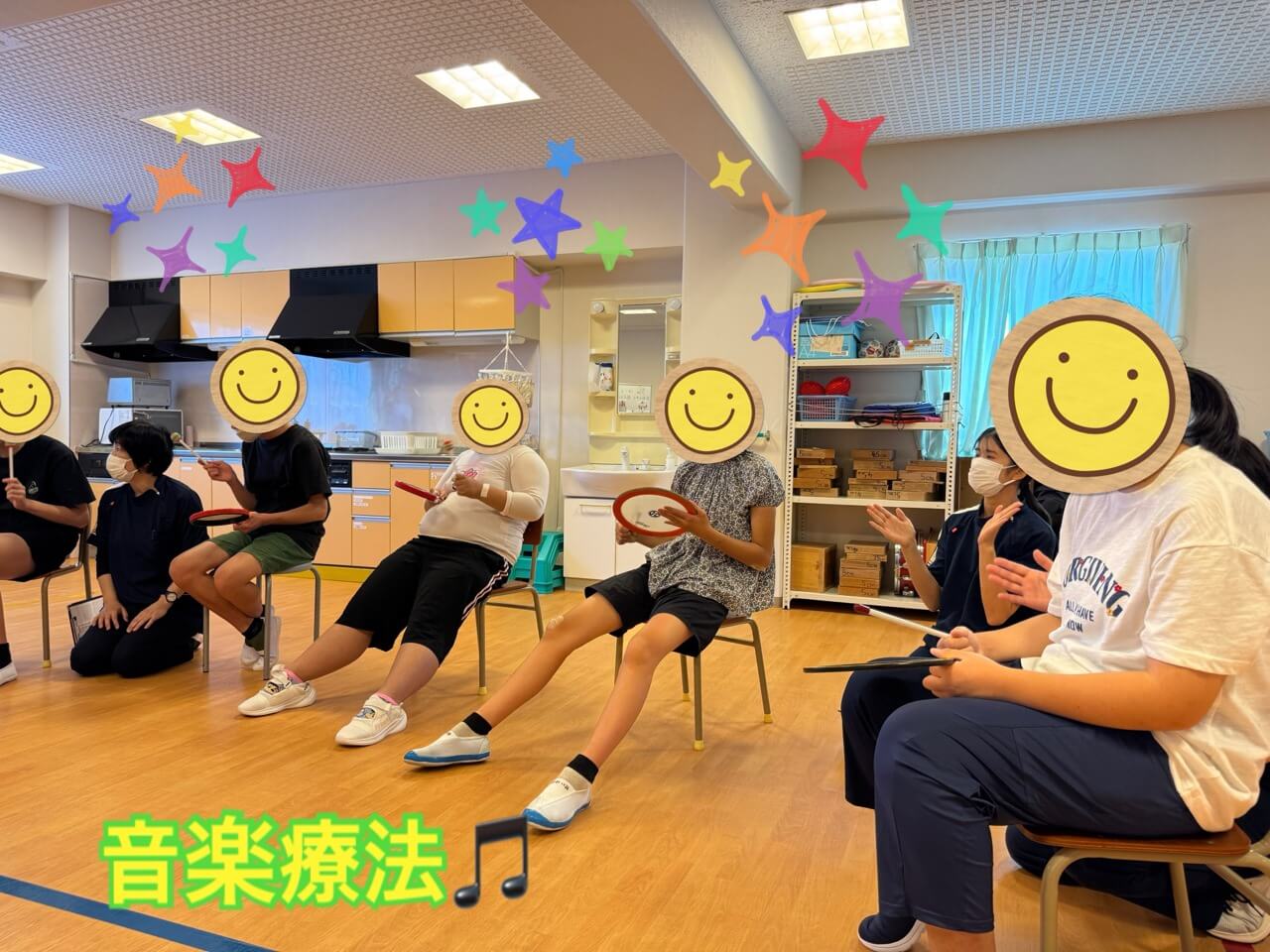 音楽療法で楽器を演奏する様子