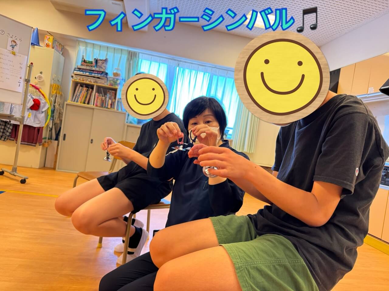 フィンガーシンバルを鳴らす様子