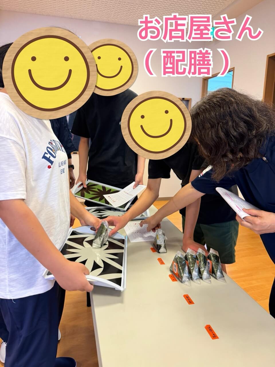 昼食の配膳をする様子