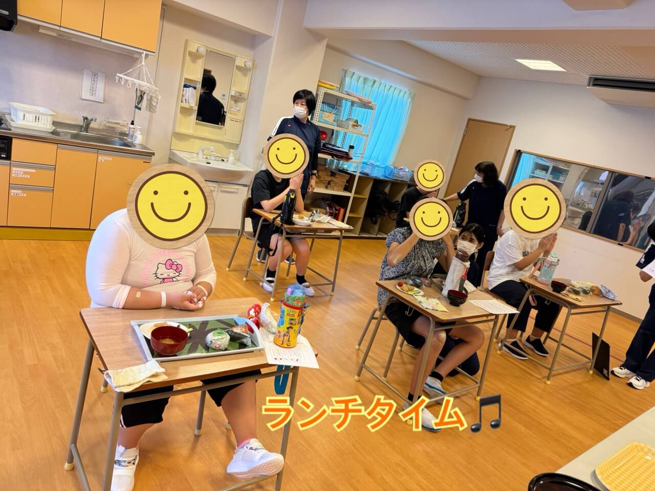 昼食を楽しむ様子