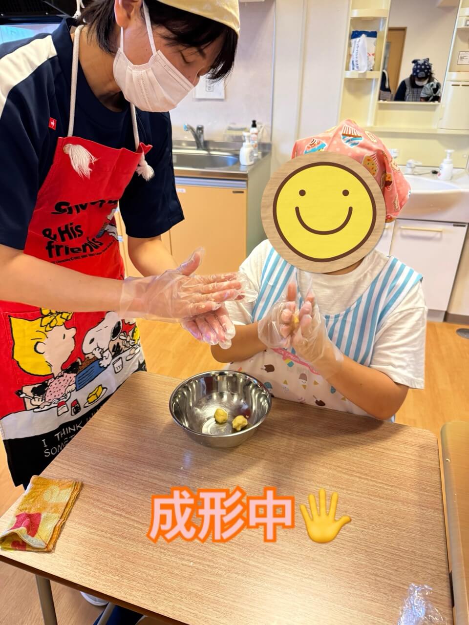 クッキー生地を成形する様子