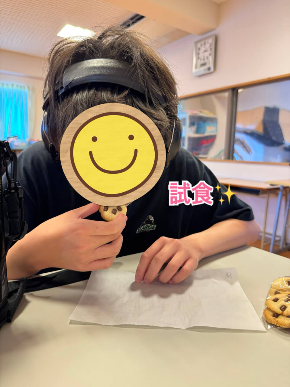 焼き上がったクッキーを試食する様子