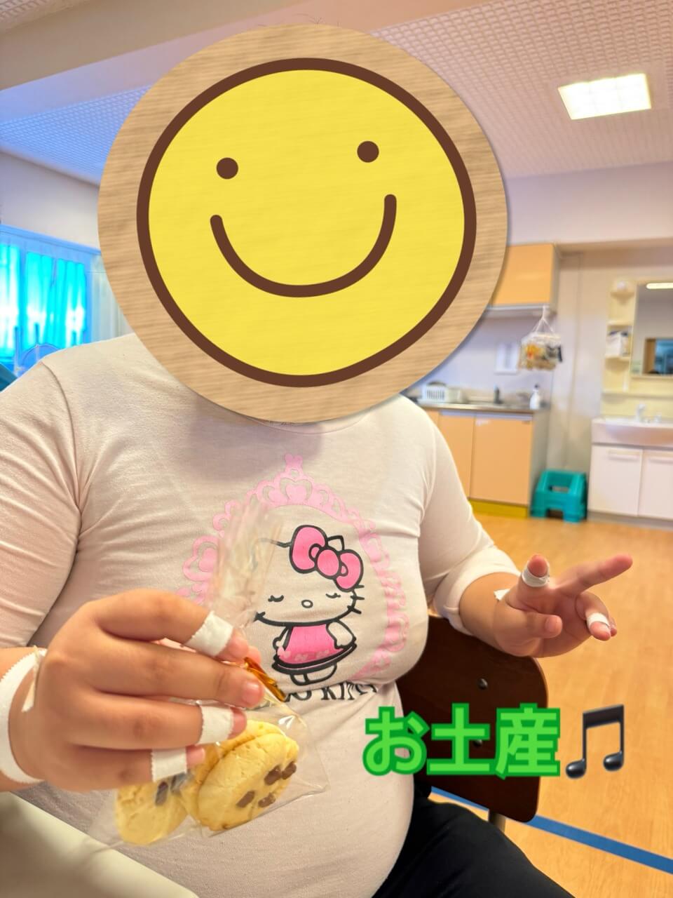 クッキーをお土産用に袋詰めする様子