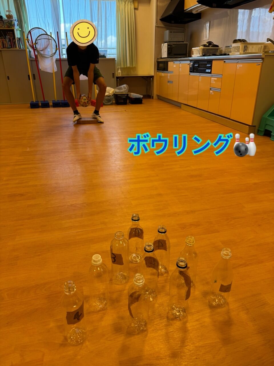 ボウリングに挑戦する様子
