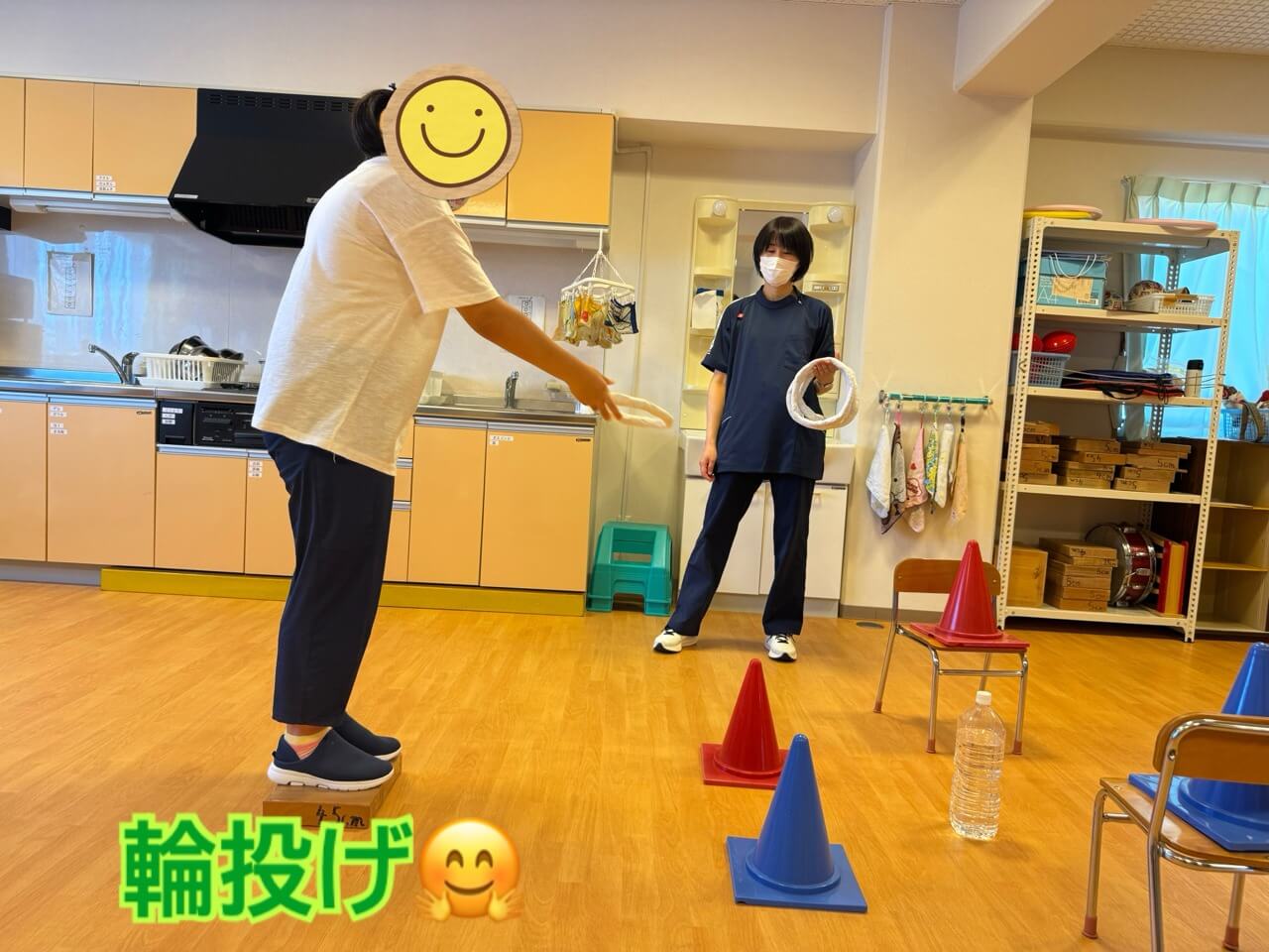 輪投げに挑戦する様子