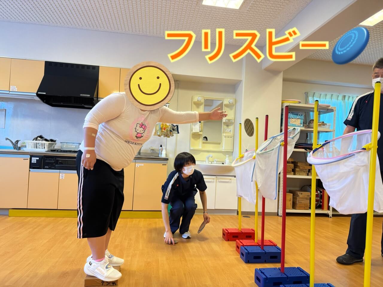 フリスビーに挑戦する様子