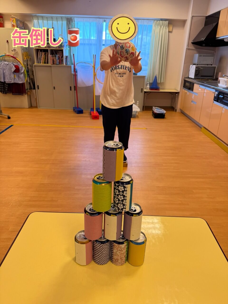 缶倒しに挑戦する様子