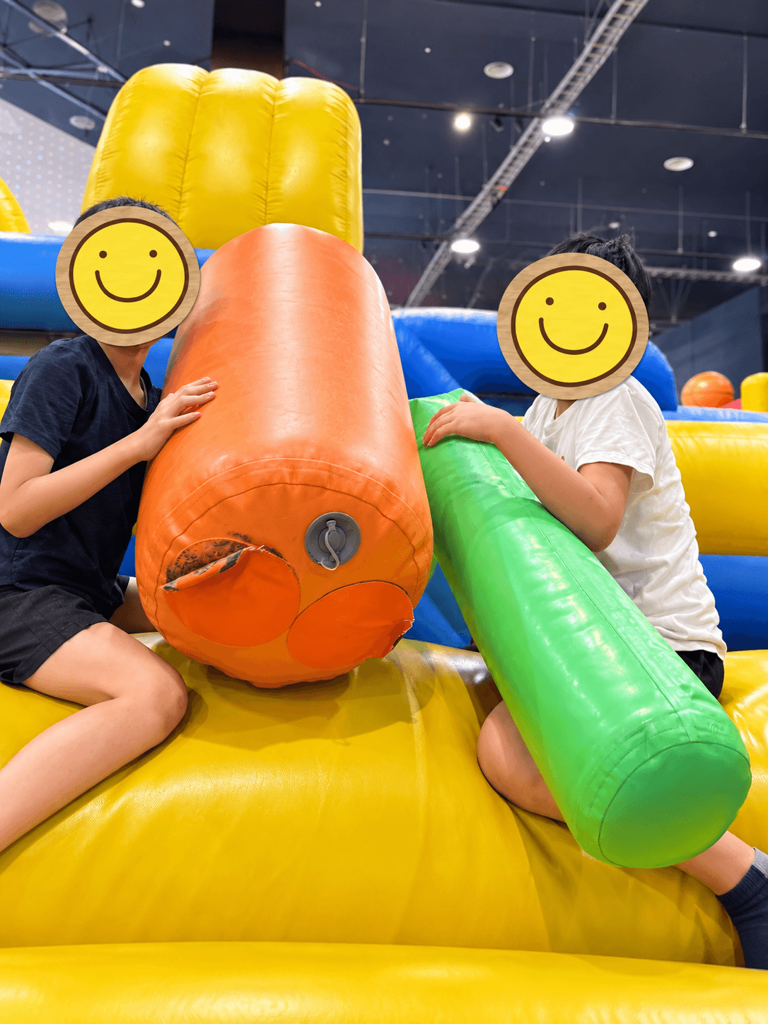 友だちと室内遊具で遊ぶ様子
