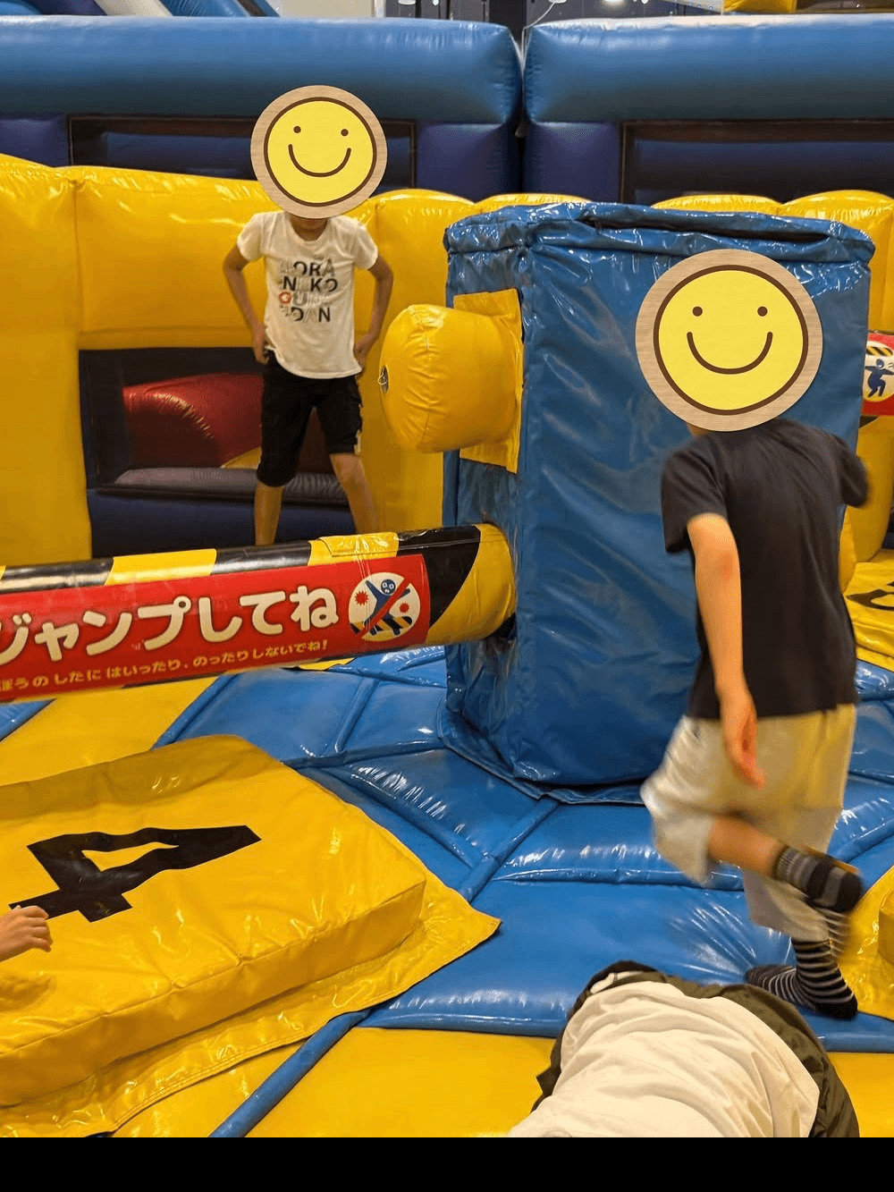 回転する室内遊具を楽しむ様子