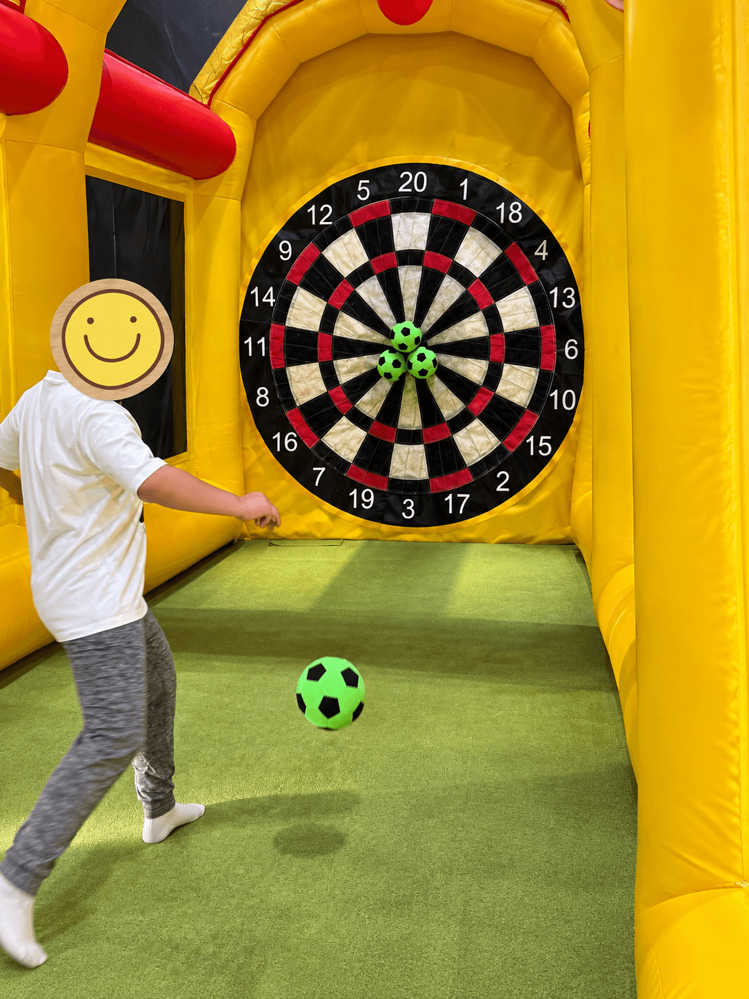 サッカーダーツに挑戦する様子