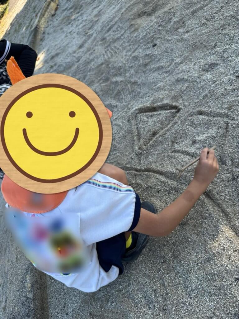 公園で地面に絵を描く様子