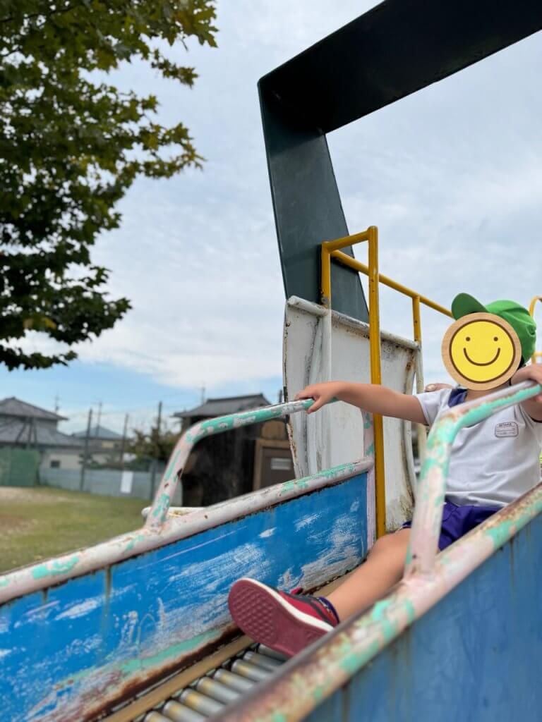 公園の滑り台で遊ぶ様子