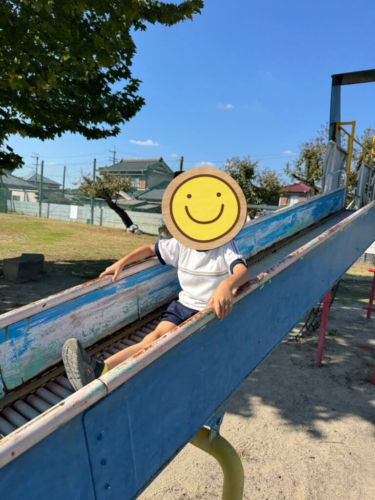 滑り台を滑る様子