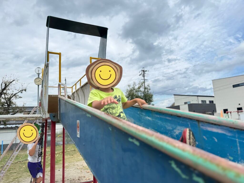 公園の滑り台と登り遊具で遊ぶ様子